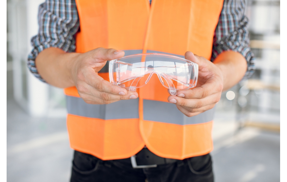 Lunettes de protection : guide complet pour choisir et utiliser le bon équipement au travail