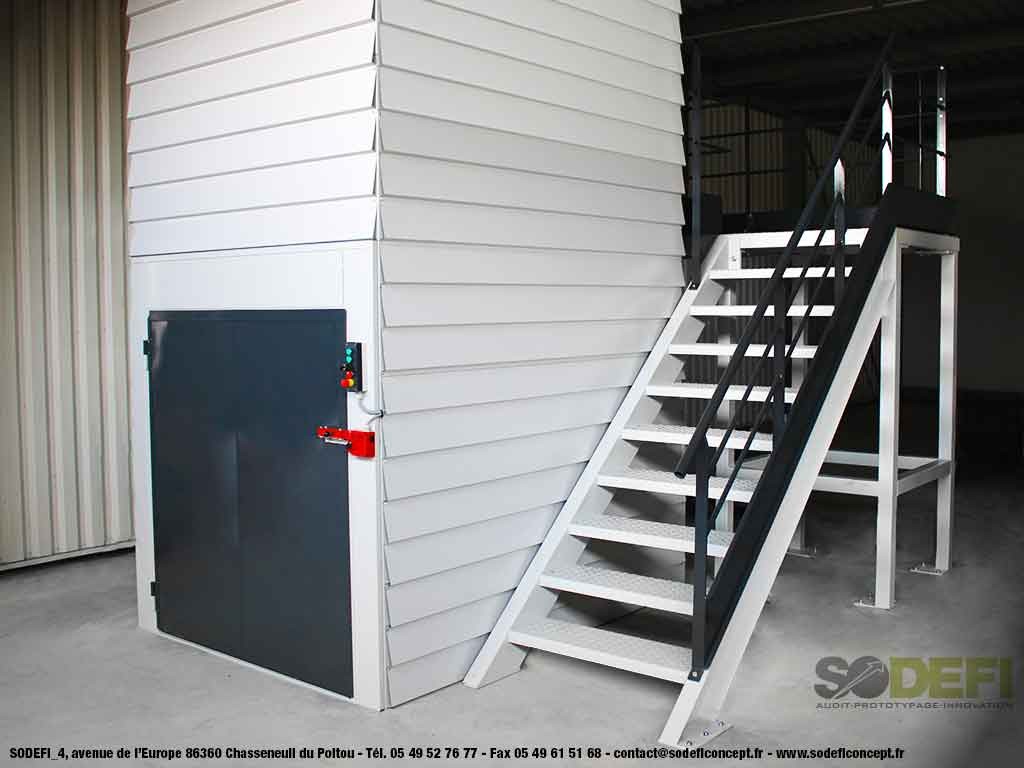 Monte charges monte matériaux cabine 1000 kg avec escalier